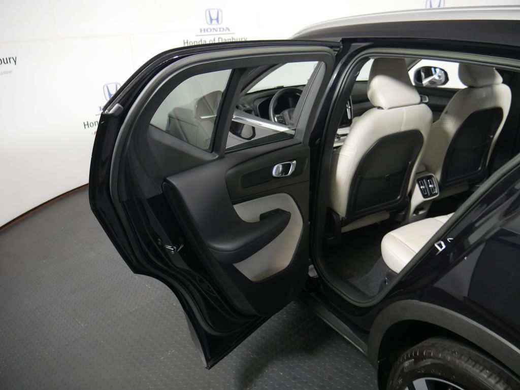 2023 Volvo XC40 Plus photo 9
