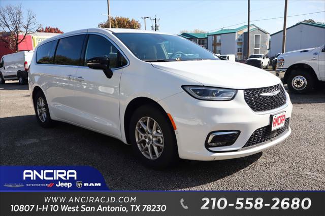 2025 Chrysler Pacifica Select's photo