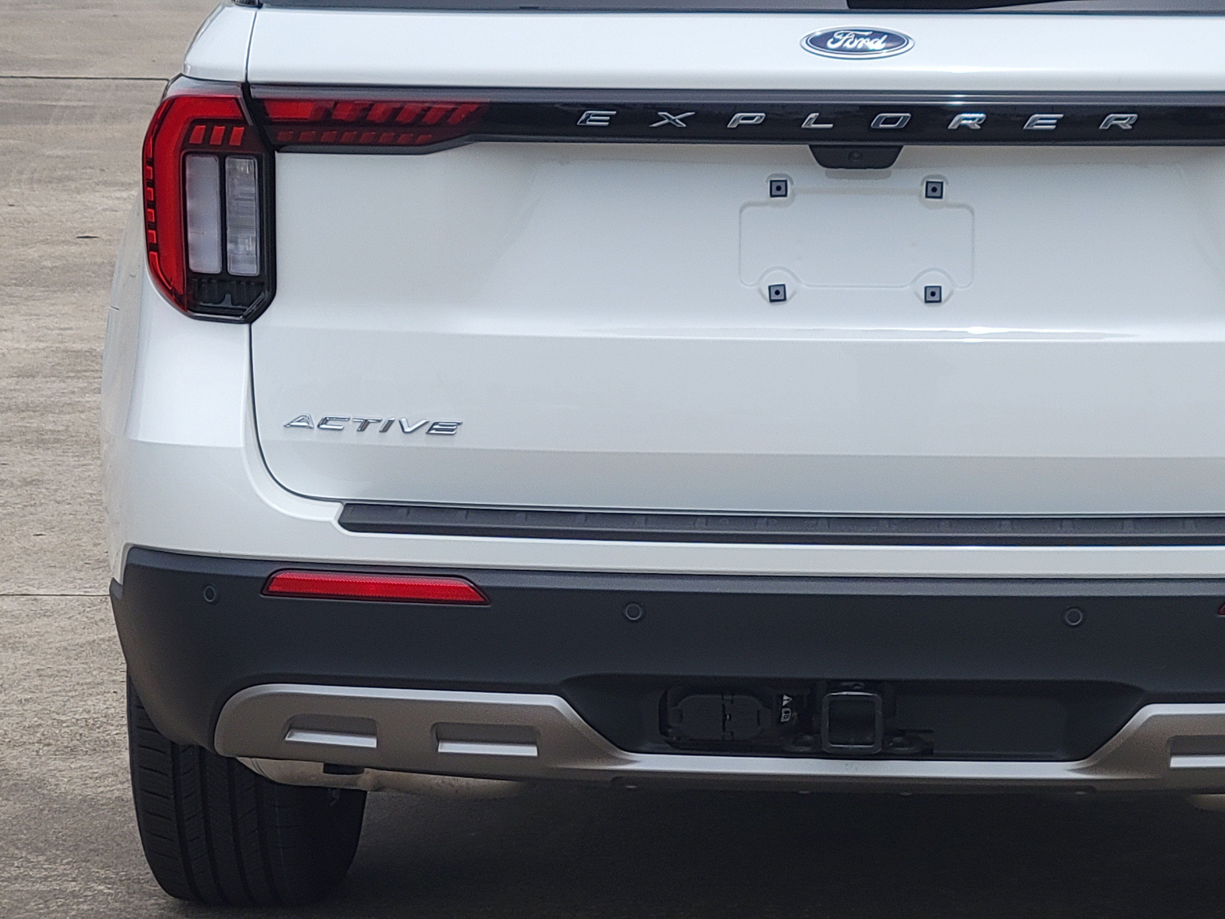 2025 Ford Explorer photo 2