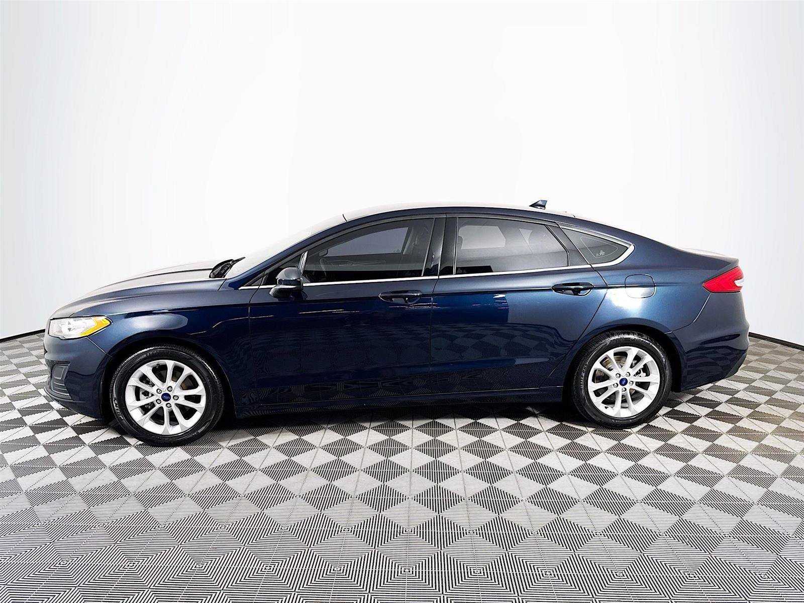 2020 Ford Fusion SE photo 4