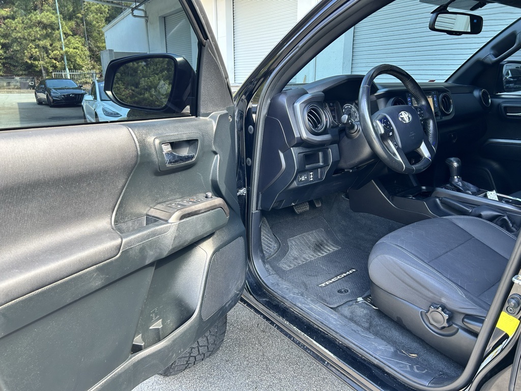 2016 Toyota Tacoma TRD Sport photo 4