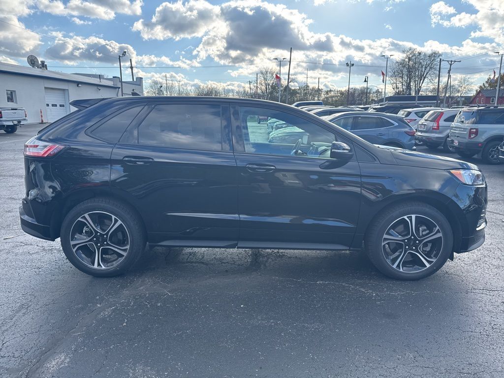 2022 Ford Edge ST photo 2