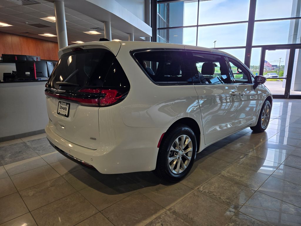 2025 Chrysler Pacifica photo 2