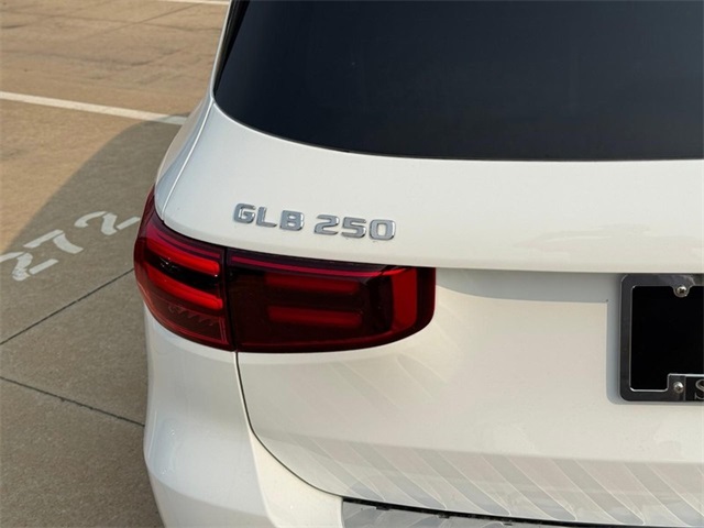 2025 Mercedes Benz GLB 250 4MATIC photo 4