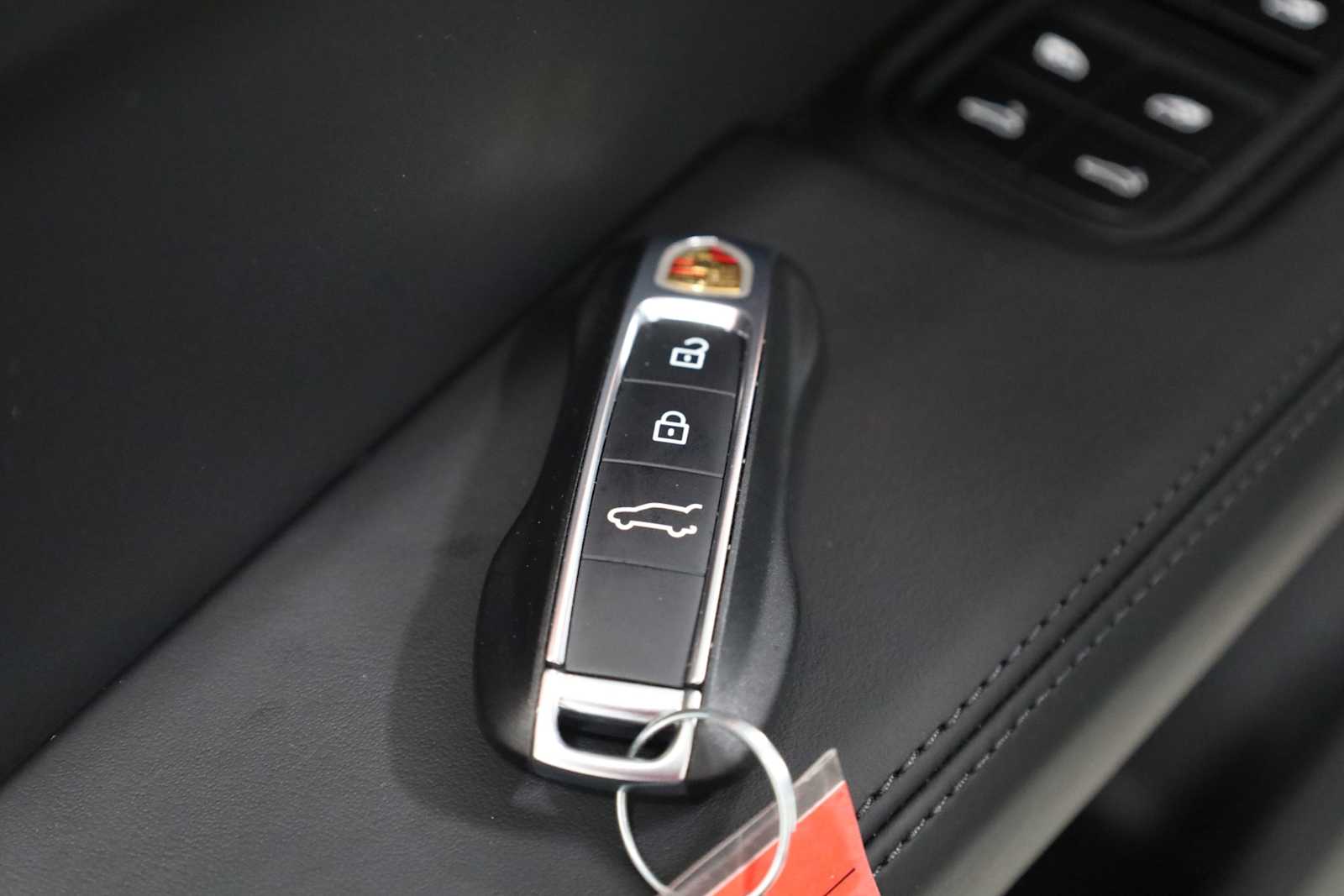 2025 Porsche Cayenne S photo 40