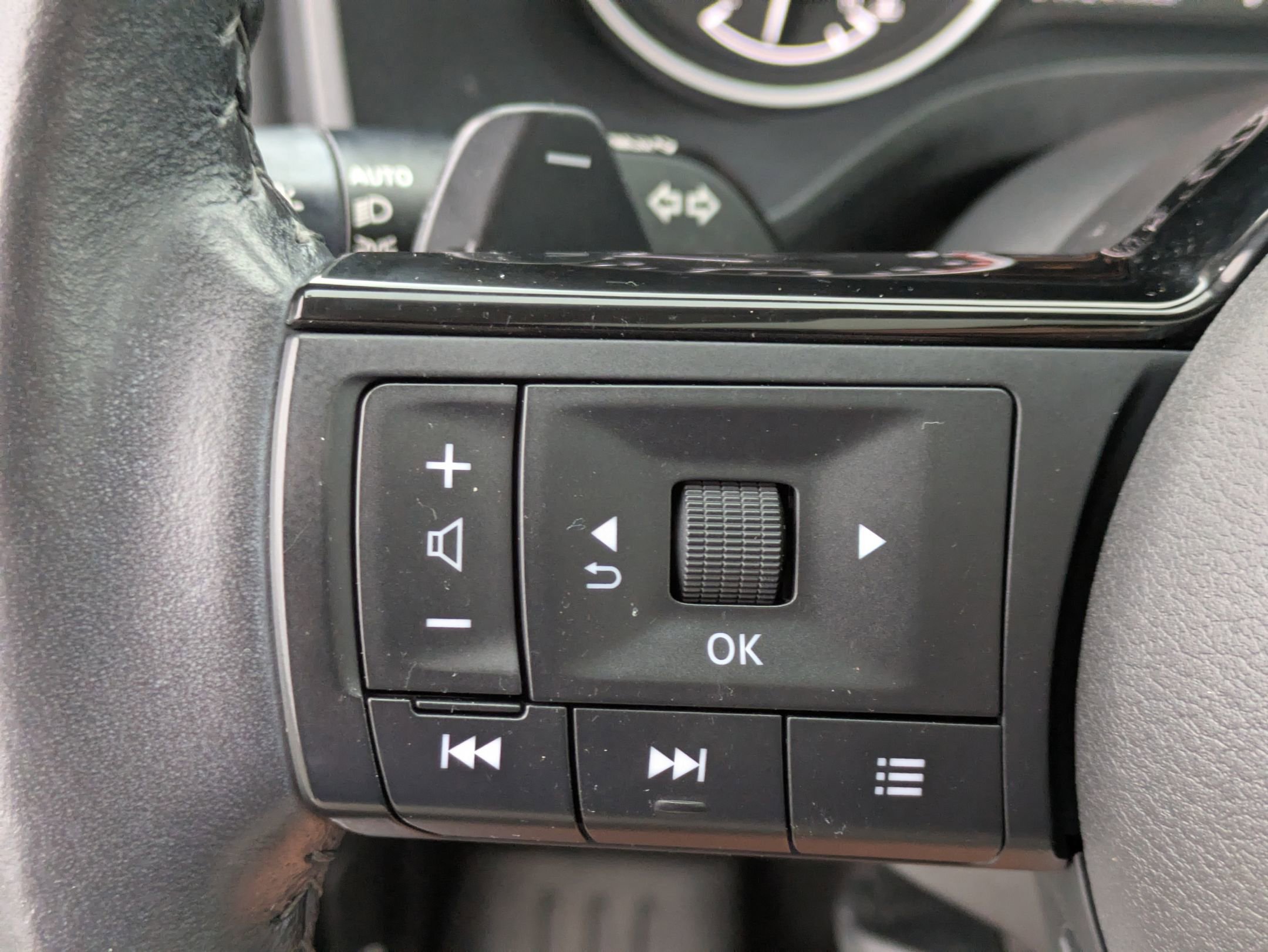 2023 Nissan Rogue SV photo 16