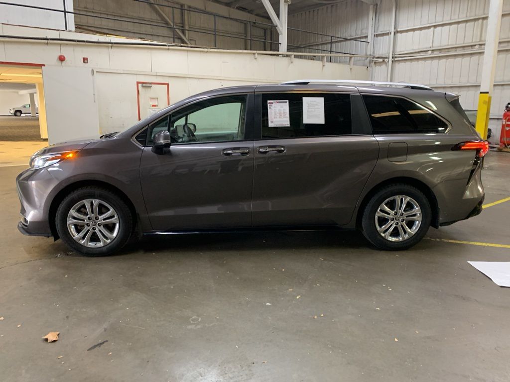 2024 Toyota Sienna Platinum photo 2