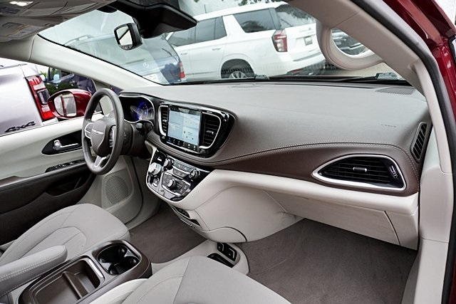 2021 Chrysler Pacifica Touring photo 9