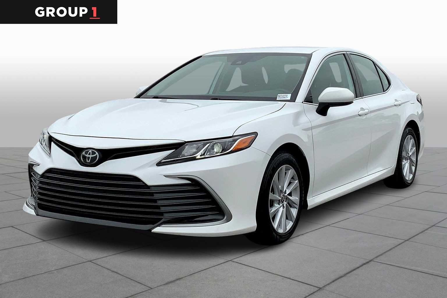 2022 Toyota Camry LE's photo