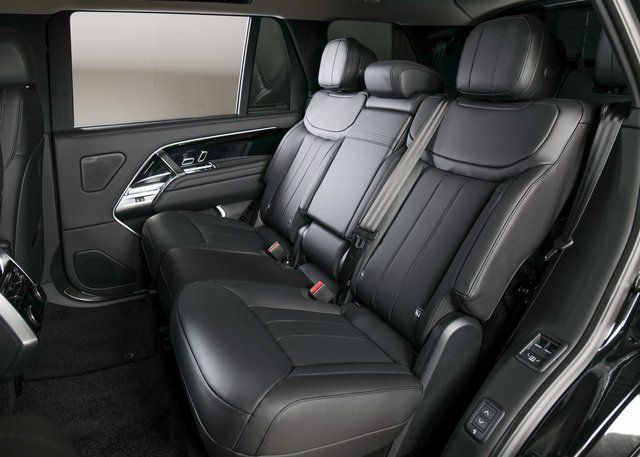 2025 Land Rover Range Rover SE photo 4