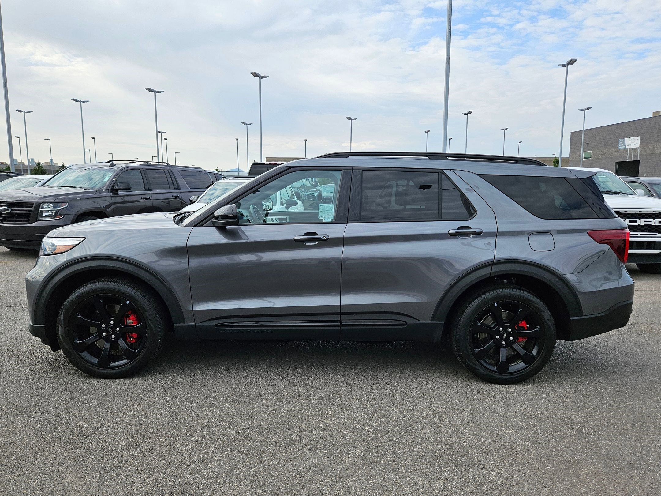 2023 Ford Explorer ST photo 6