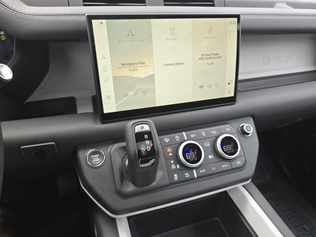 2025 Land Rover Defender 110 X-Dynamic SE photo 28