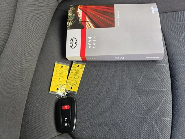 2024 Toyota RAV4 XLE photo 8