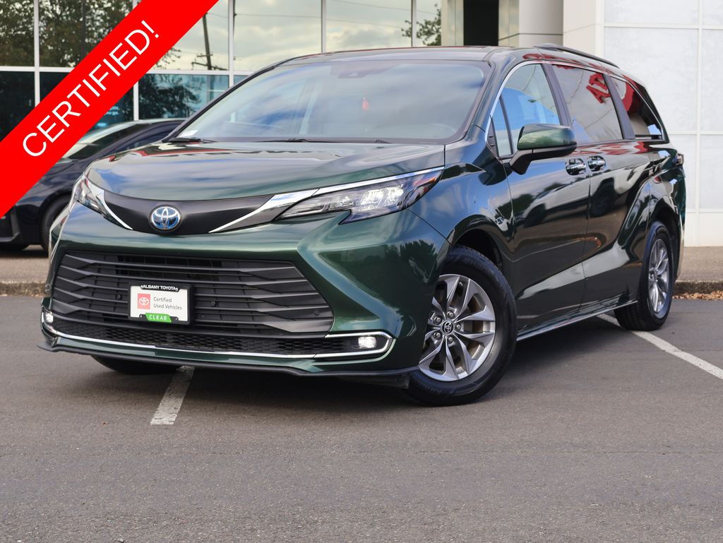 2024 Toyota Sienna XLE's photo