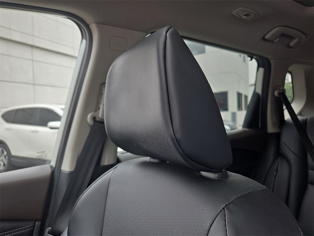2022 Nissan Rogue SV photo 18