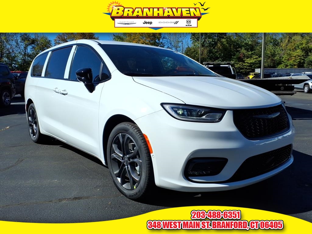 2026 Chrysler Pacifica Select's photo