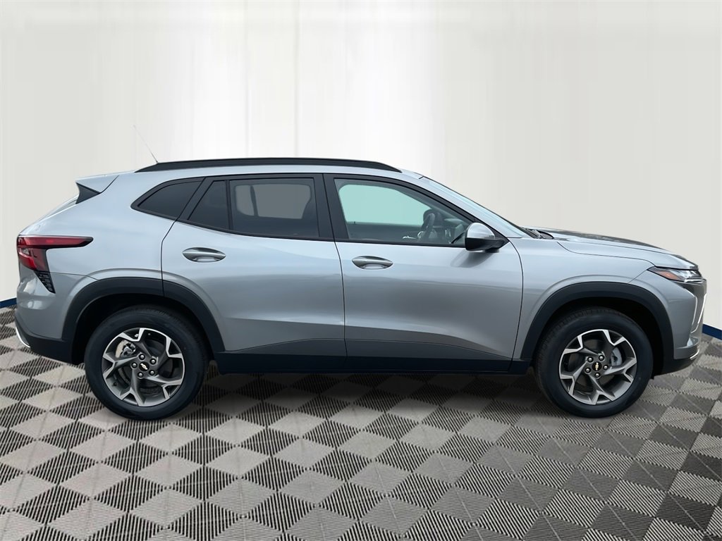 2025 Chevrolet Trax LT photo 3