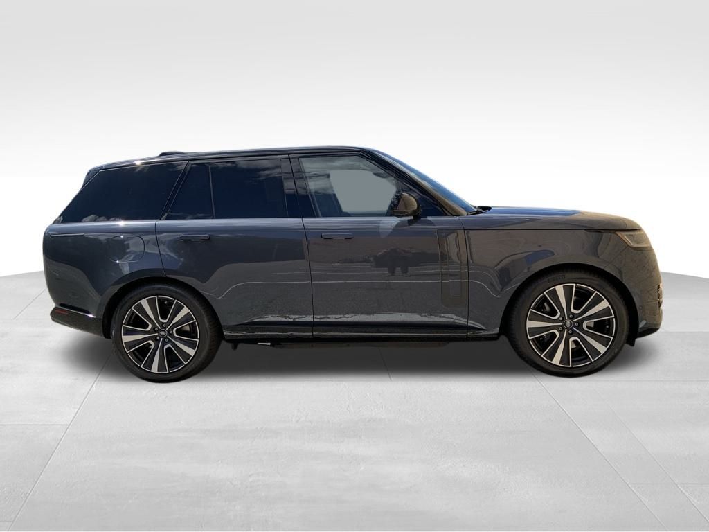 2025 Land Rover Range Rover SE photo 2
