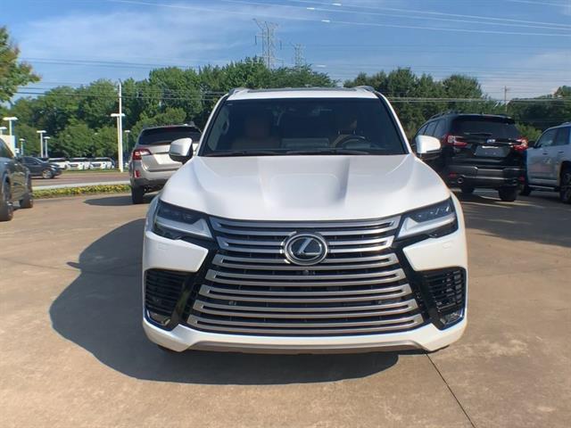 2022 Lexus LX 600 Luxury photo 3