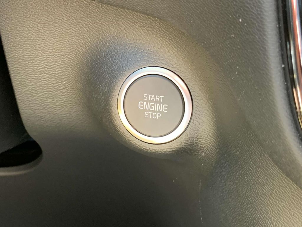 2025 Volvo XC40 AWD Plus photo 13