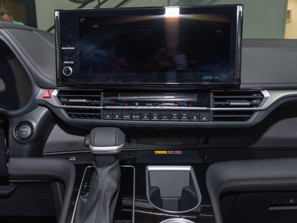 2025 Toyota Sienna Limited photo 9