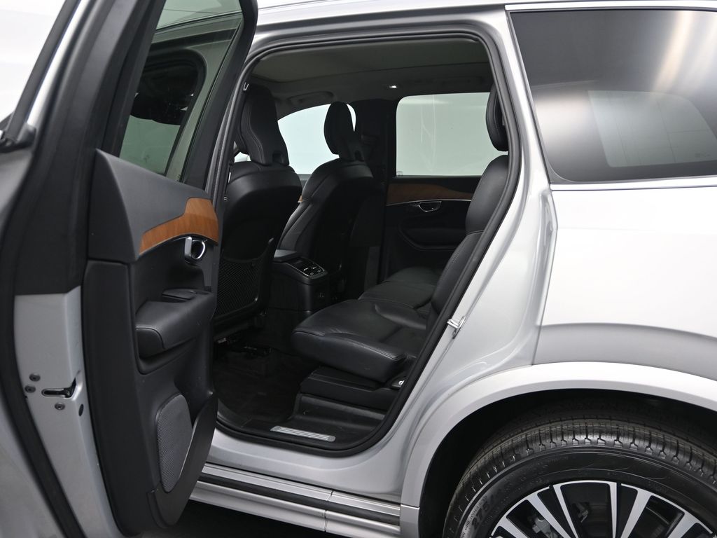 2023 Volvo XC90 T8 Plus photo 9