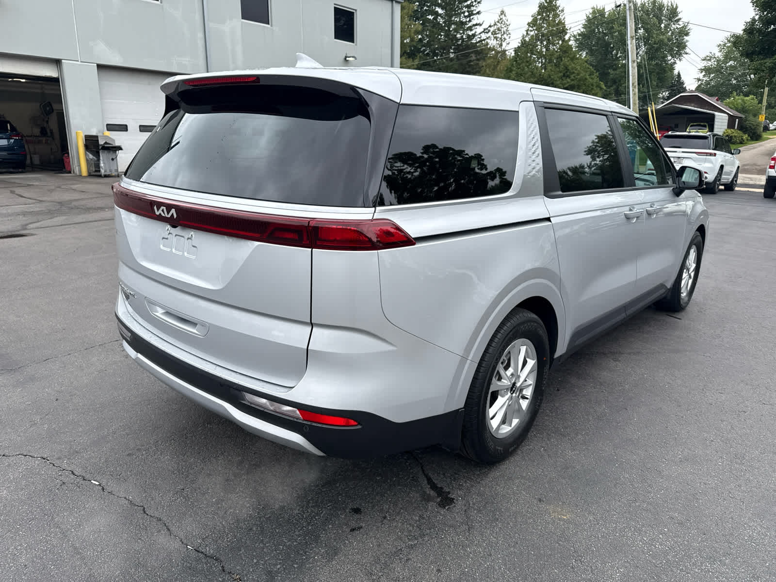 2022 Kia Carnival LXS photo 3