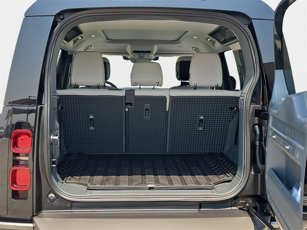 2025 Land Rover Defender 110 X-Dynamic SE photo 9