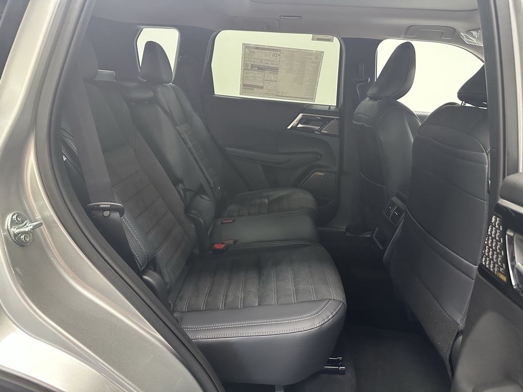2025 Mitsubishi Outlander SE photo 17
