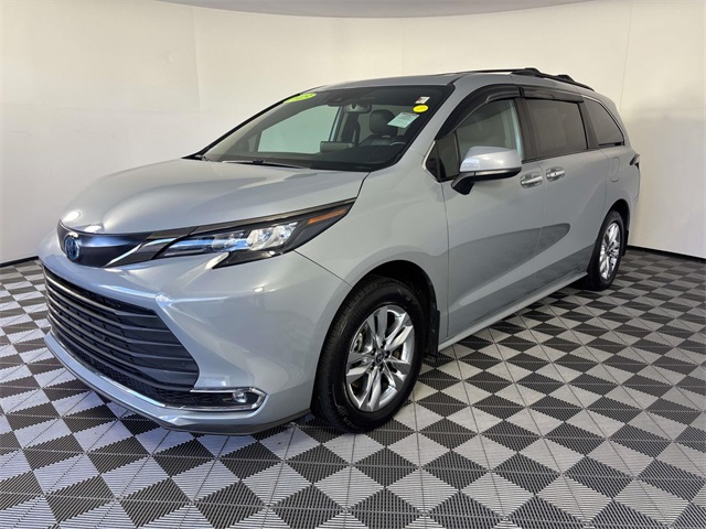 2023 Toyota Sienna Woodland Edition photo 3