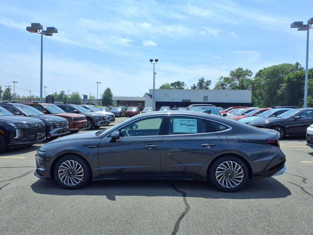 2025 Hyundai Sonata Hybrid Limited photo 2