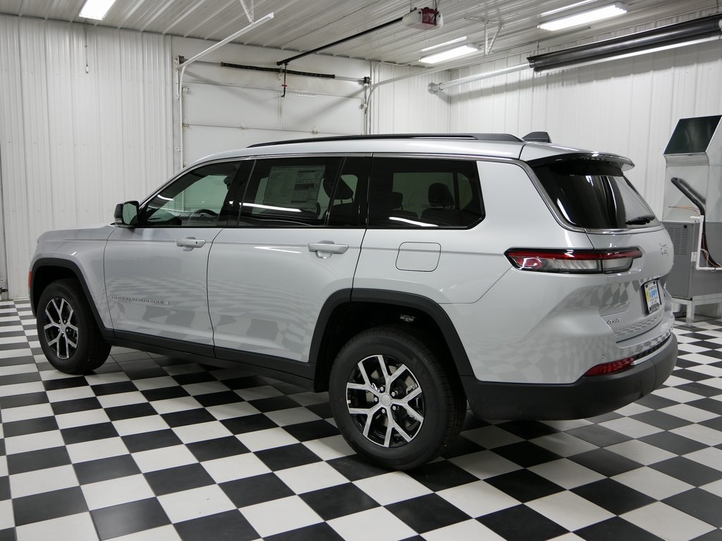 2025 Jeep Grand Cherokee Limited photo 3