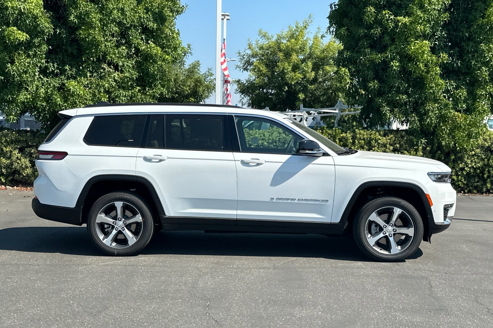 2025 Jeep Grand Cherokee Limited photo 2