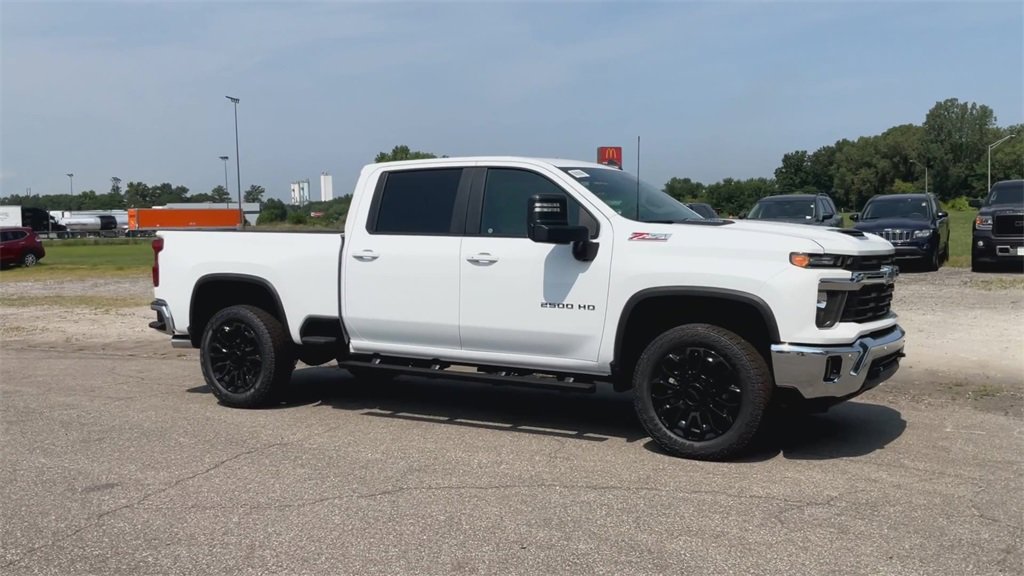 2025 Chevrolet Silverado LT photo 2