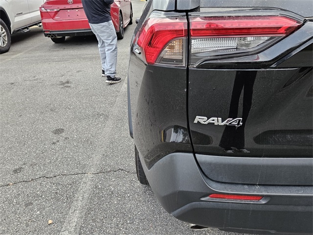 2024 Toyota RAV4 XLE photo 4