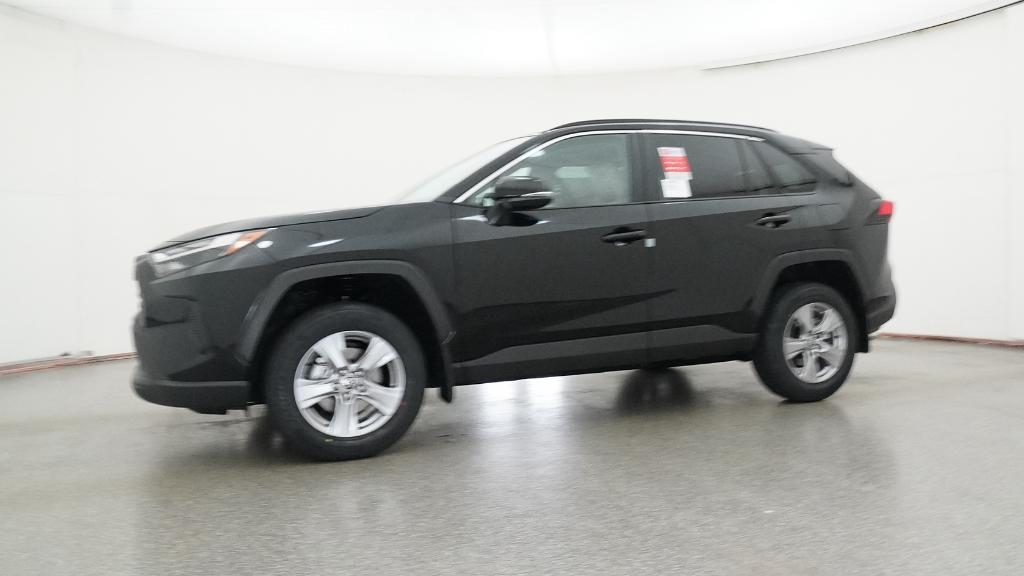 2025 Toyota RAV4 XLE photo 4