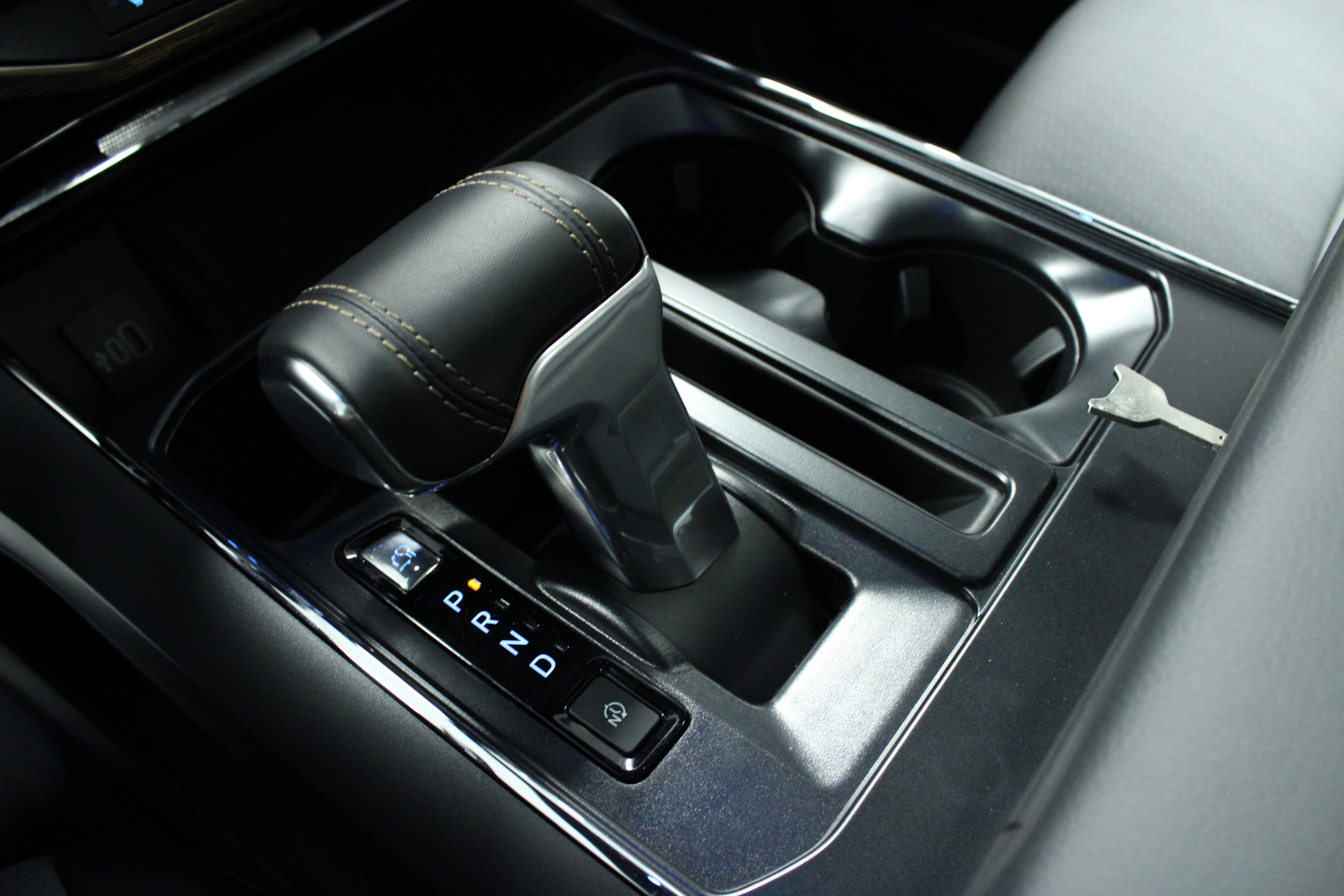 2025 Ford F-150 Lightning Lariat photo 2