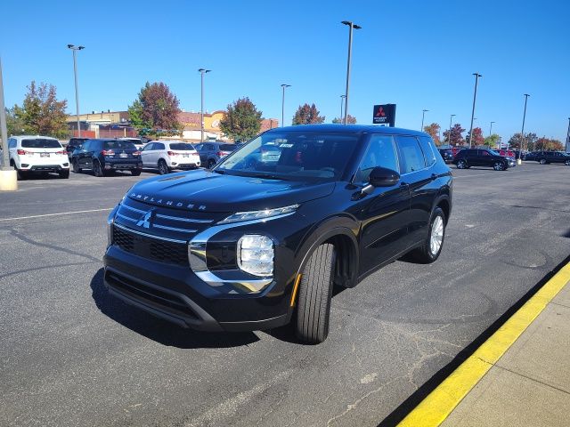 2025 Mitsubishi Outlander ES photo 2