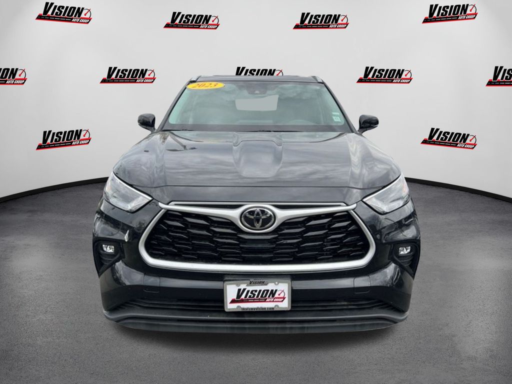 2023 Toyota Highlander XLE photo 2