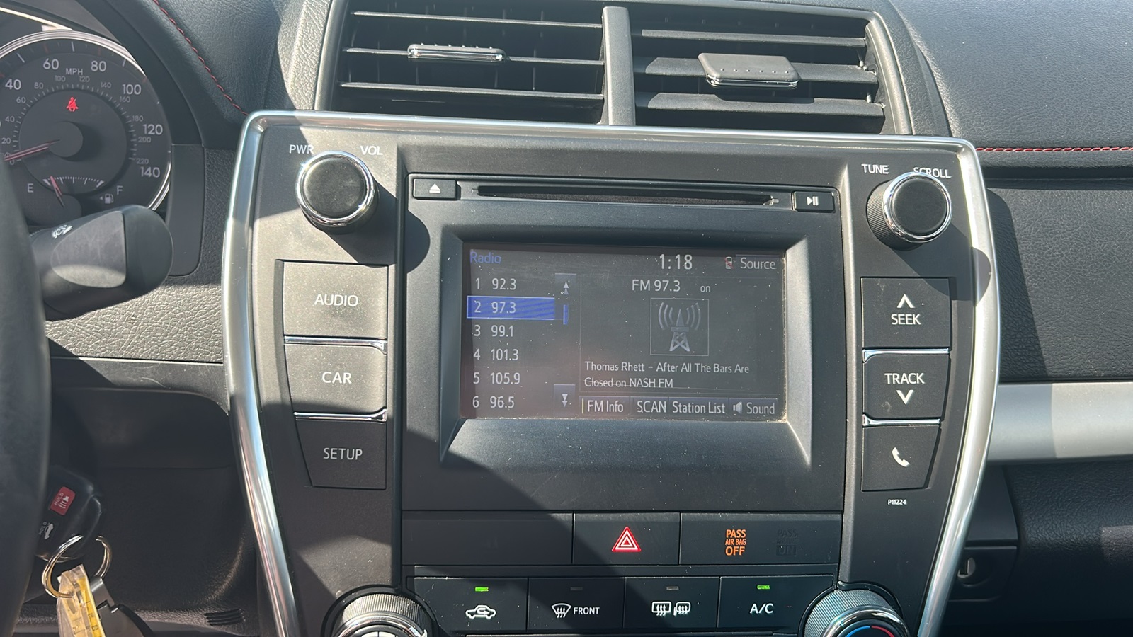 2016 Toyota Camry photo 19
