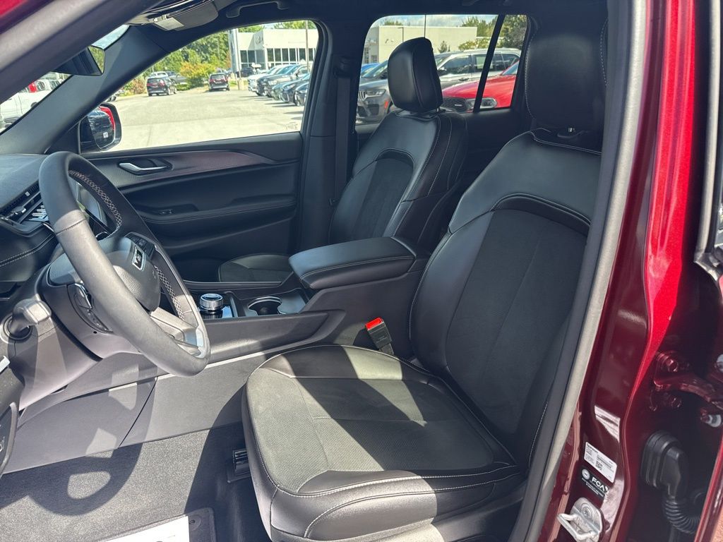 2025 Jeep Grand Cherokee Altitude photo 11