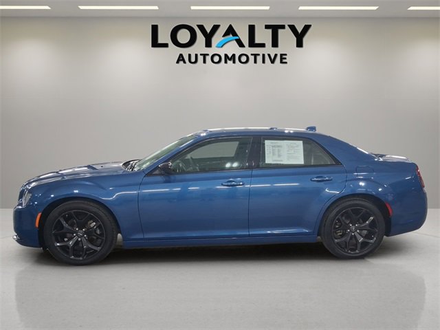 2022 Chrysler 300 Touring photo 2
