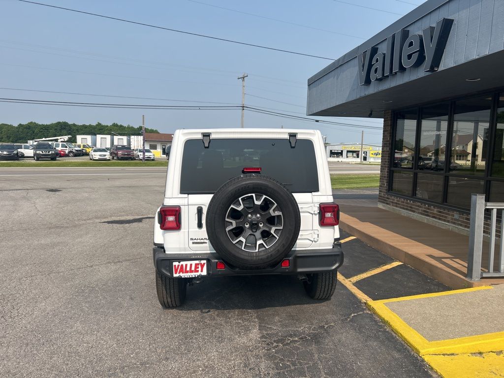 2025 Jeep Wrangler Sahara photo 4