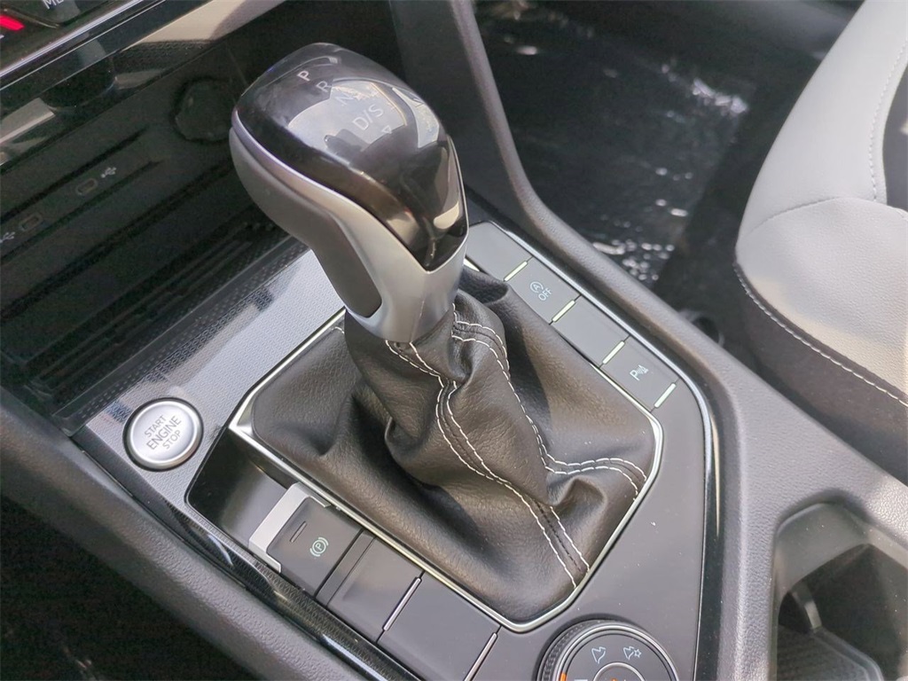 2025 Volkswagen Taos SE photo 14