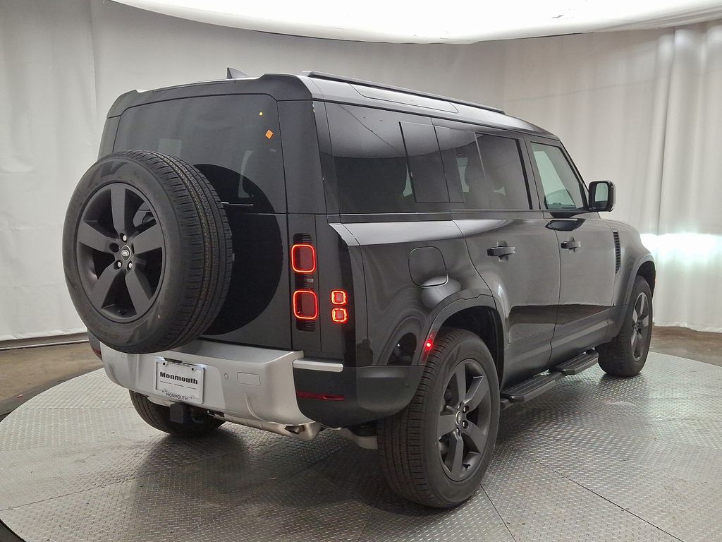 2025 Land Rover Defender 110 S photo 3