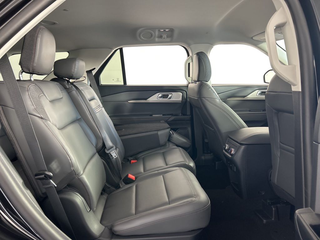 2025 Ford Explorer photo 26