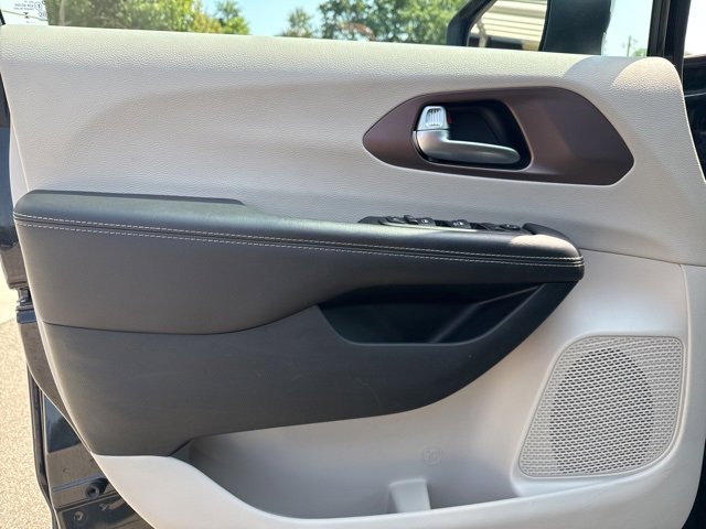 2023 Chrysler Voyager LX photo 17