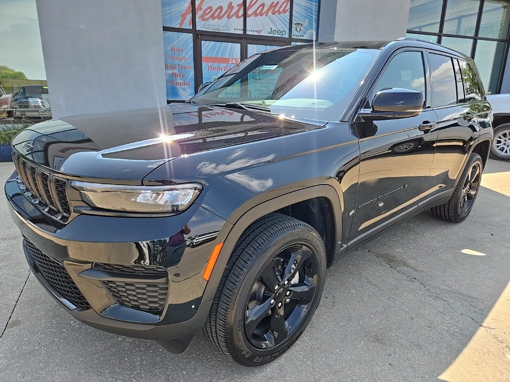 2025 Jeep Grand Cherokee Altitude X photo 2