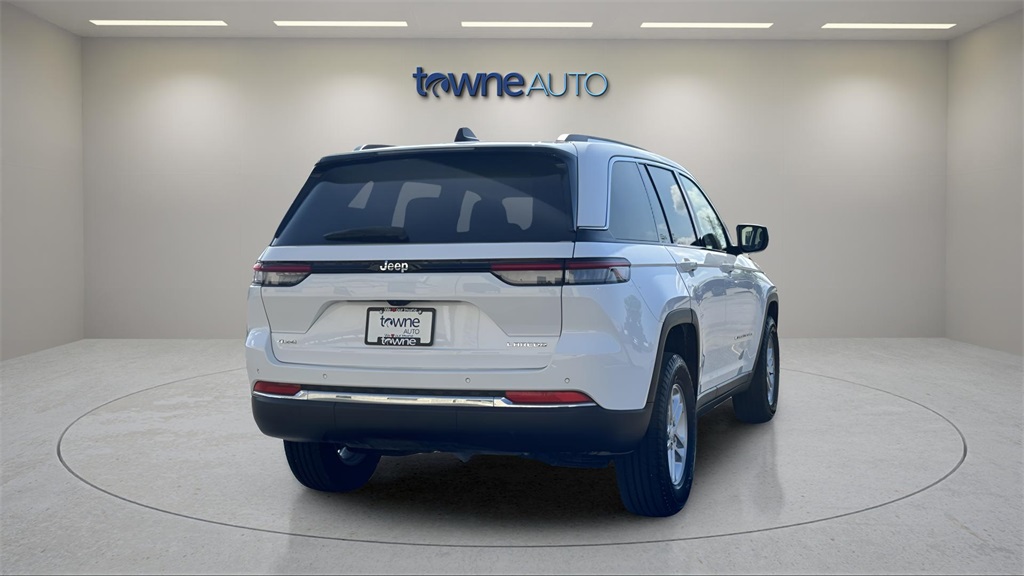 2023 Jeep Grand Cherokee Laredo photo 4