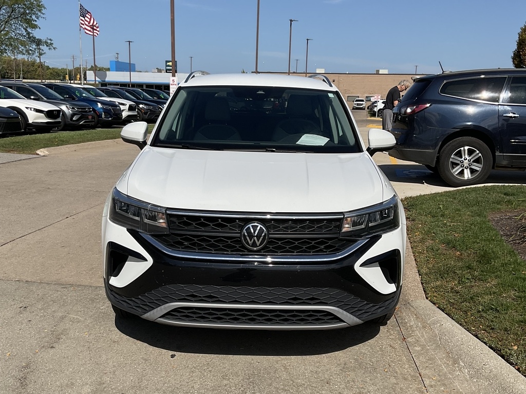 2023 Volkswagen Taos SE photo 2